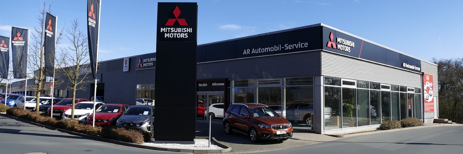 Außenansicht des Autohauses AR Automobil-Service in Oberursel mit Mitsubishi-Beschilderung